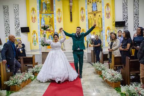 As melhores ideias e inspirações criativas de fotos de casamento da saída do casal na Igreja Nossa Senhora Aparecida Pedreira'