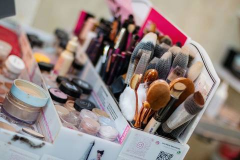 As melhores ideias e inspirações criativas de fotos de casamento do making of da noiva no salão Silvia Helena'