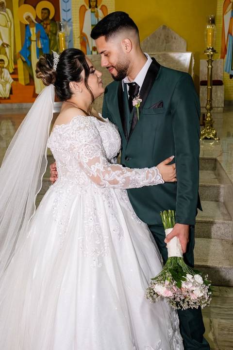 As melhores ideias e inspirações criativas de fotos de casamento do ensaio do casal na Igreja Nossa Senhora Aparecida Pedreira'