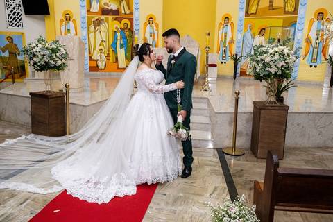 As melhores ideias e inspirações criativas de fotos de casamento do ensaio do casal na Igreja Nossa Senhora Aparecida Pedreira'