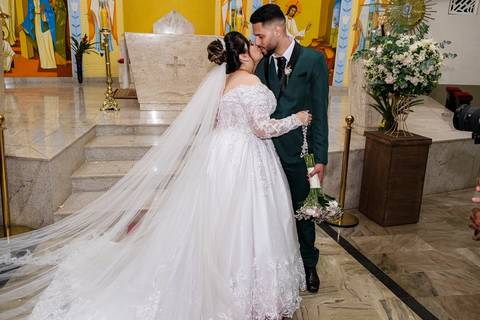 As melhores ideias e inspirações criativas de fotos de casamento do ensaio do casal na Igreja Nossa Senhora Aparecida Pedreira'