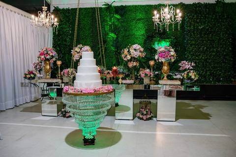 As melhores ideias e inspirações criativas de fotos de casamento da mesa do bolo na recepção no Buffet Piatto'