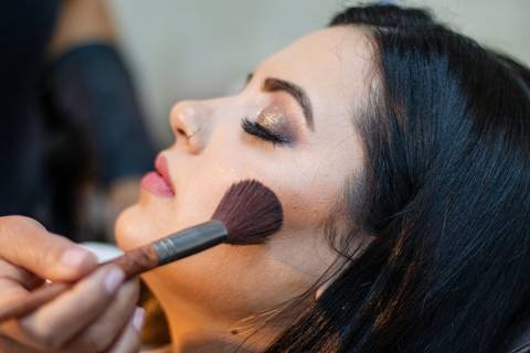 As melhores ideias e inspirações criativas de fotos de casamento do making of da noiva no salão Silvia Helena'