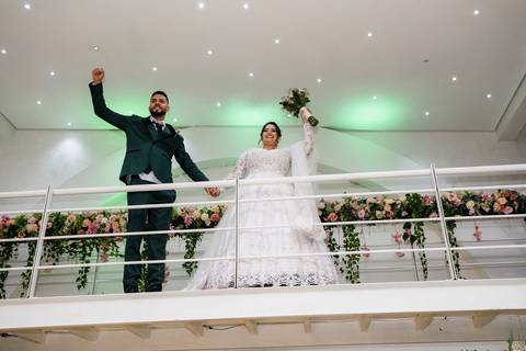 As melhores ideias e inspirações criativas de fotos de casamento da entrada do casal na recepção no Buffet Piatto'