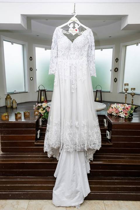 As melhores ideias e inspirações criativas de fotos de casamento do making of da noiva no salão Silvia Helena'