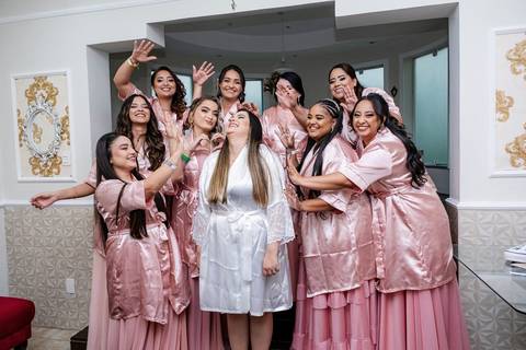 As melhores ideias e inspirações criativas de fotos de casamento do making of da noiva no salão Silvia Helena'