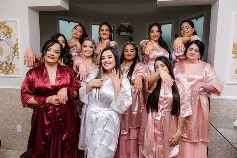 As melhores ideias e inspirações criativas de fotos de casamento do making of da noiva no salão Silvia Helena'