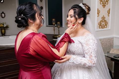 As melhores ideias e inspirações criativas de fotos de casamento do making of da noiva no salão Silvia Helena'