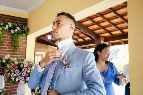 As melhores ideias e inspirações criativas de fotos de casamento do making of do noivo ar livre no Espaço Chácara Alfa Ecologia e Lazer'