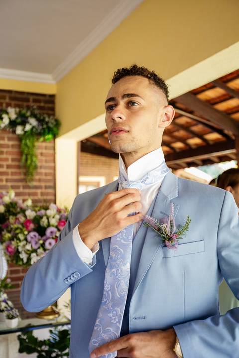 As melhores ideias e inspirações criativas de fotos de casamento do making of do noivo ar livre no Espaço Chácara Alfa Ecologia e Lazer'