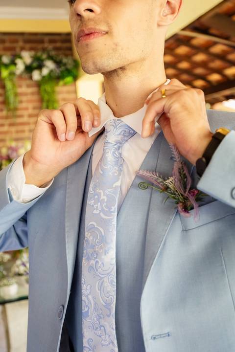 As melhores ideias e inspirações criativas de fotos de casamento do making of do noivo ar livre no Espaço Chácara Alfa Ecologia e Lazer'