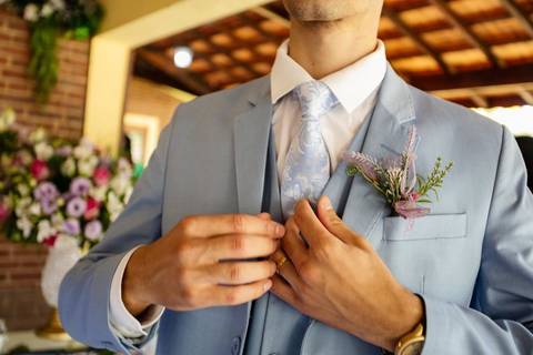 As melhores ideias e inspirações criativas de fotos de casamento do making of do noivo ar livre no Espaço Chácara Alfa Ecologia e Lazer'