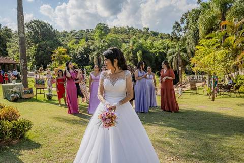 As melhores ideias e inspirações criativas de fotos de casamento ao ar livre no Espaço Chácara Alfa Ecologia e Lazer'