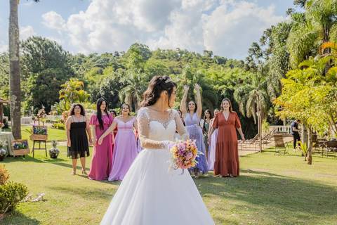 As melhores ideias e inspirações criativas de fotos de casamento ao ar livre no Espaço Chácara Alfa Ecologia e Lazer'