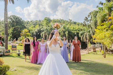 As melhores ideias e inspirações criativas de fotos de casamento ao ar livre no Espaço Chácara Alfa Ecologia e Lazer'
