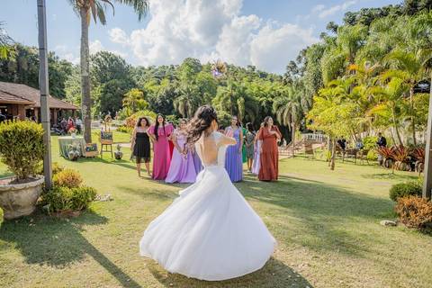 As melhores ideias e inspirações criativas de fotos de casamento ao ar livre no Espaço Chácara Alfa Ecologia e Lazer'