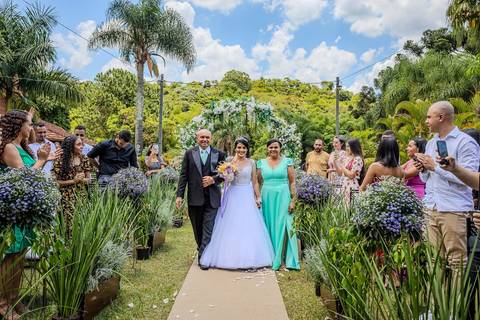 As melhores ideias e inspirações criativas de fotos de casamento ao ar livre no Espaço Chácara Alfa Ecologia e Lazer'