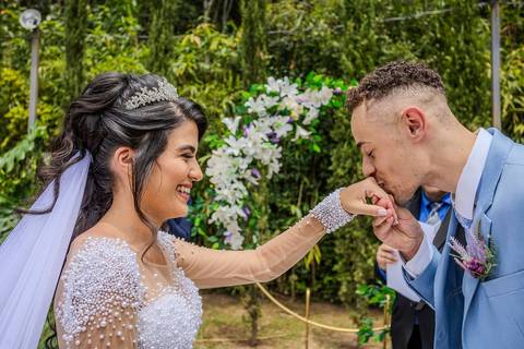 As melhores ideias e inspirações criativas de fotos de casamento ao ar livre no Espaço Chácara Alfa Ecologia e Lazer'