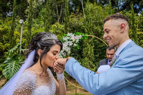 As melhores ideias e inspirações criativas de fotos de casamento ao ar livre no Espaço Chácara Alfa Ecologia e Lazer'