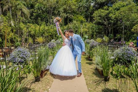 As melhores ideias e inspirações criativas de fotos de casamento ao ar livre no Espaço Chácara Alfa Ecologia e Lazer'