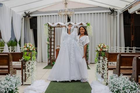 As melhores ideias e inspirações criativas de fotos de casamento do making of da noiva na Chácara GRS Eventos'