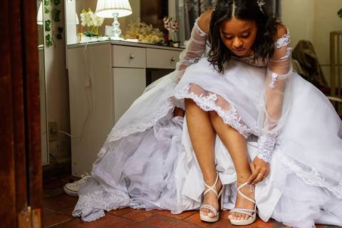 As melhores ideias e inspirações criativas de fotos de casamento do making of da noiva na Chácara GRS Eventos'