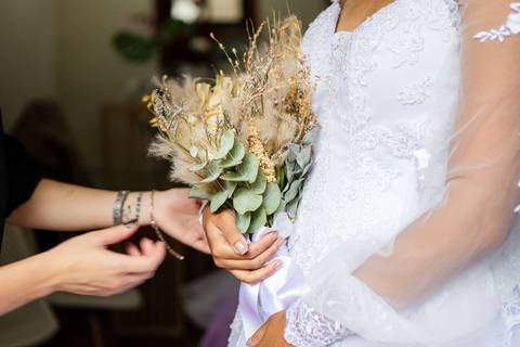 As melhores ideias e inspirações criativas de fotos de casamento do making of da noiva na Chácara GRS Eventos'