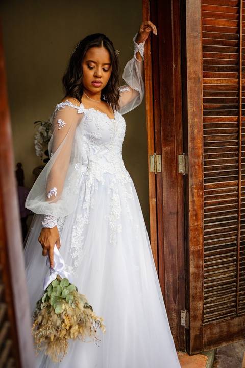 As melhores ideias e inspirações criativas de fotos de casamento do making of da noiva na Chácara GRS Eventos'