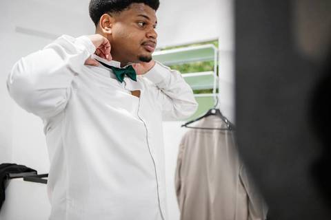 As melhores ideias e inspirações criativas de fotos de casamento do making of do noivo na Chácara GRS Eventos'