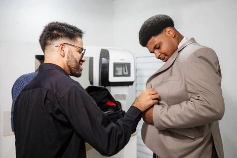 As melhores ideias e inspirações criativas de fotos de casamento do making of do noivo na Chácara GRS Eventos'