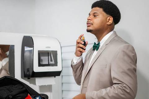 As melhores ideias e inspirações criativas de fotos de casamento do making of do noivo na Chácara GRS Eventos'