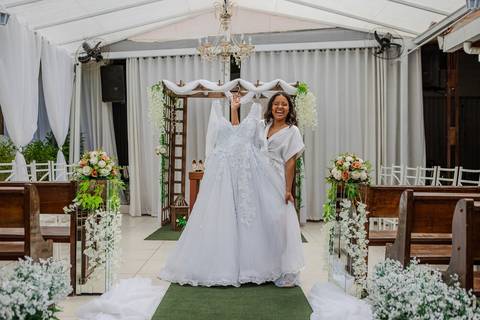 As melhores ideias e inspirações criativas de fotos de casamento do making of da noiva na Chácara GRS Eventos'