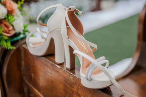 As melhores ideias e inspirações criativas de fotos de casamento do making of da noiva na Chácara GRS Eventos'