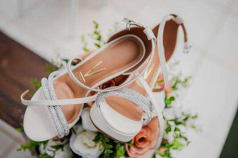 As melhores ideias e inspirações criativas de fotos de casamento do making of da noiva na Chácara GRS Eventos'