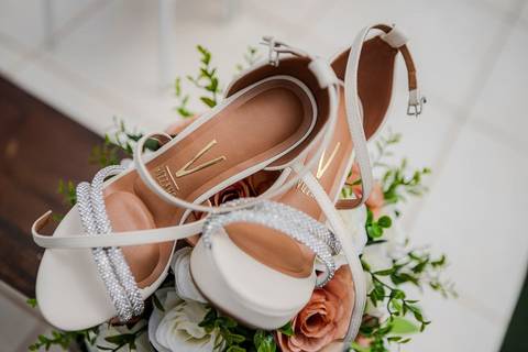 As melhores ideias e inspirações criativas de fotos de casamento do making of da noiva na Chácara GRS Eventos'