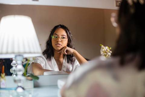 As melhores ideias e inspirações criativas de fotos de casamento do making of da noiva na Chácara GRS Eventos'