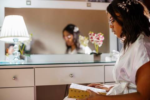 As melhores ideias e inspirações criativas de fotos de casamento do making of da noiva na Chácara GRS Eventos'