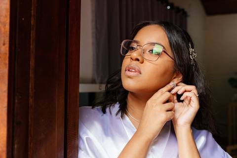 As melhores ideias e inspirações criativas de fotos de casamento do making of da noiva na Chácara GRS Eventos'