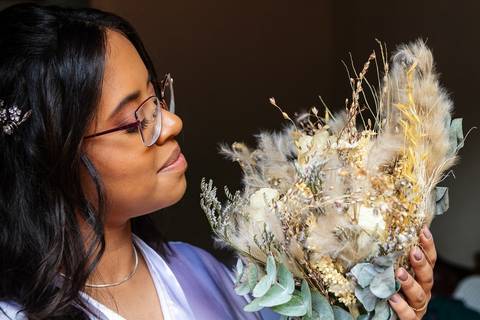 As melhores ideias e inspirações criativas de fotos de casamento do making of da noiva na Chácara GRS Eventos'