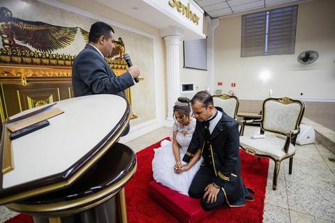 As melhores ideias e inspirações criativas de fotos de casamento na cerimônia na Igreja Universal'