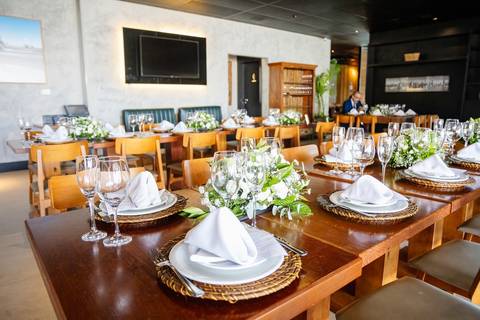 As melhores ideias e inspirações criativas de fotos de casamento familiar no restaurante Coco Bambu - Anália Franco'