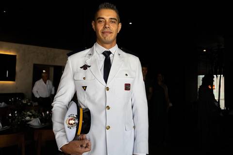 As melhores ideias e inspirações criativas de fotos de casamento do making of do noivo no restaurante Coco Bambu - Anália Franco'