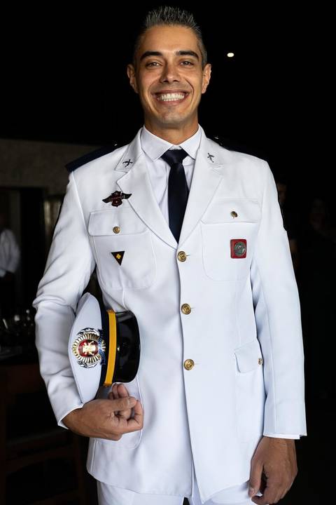 As melhores ideias e inspirações criativas de fotos de casamento do making of do noivo no restaurante Coco Bambu - Anália Franco'