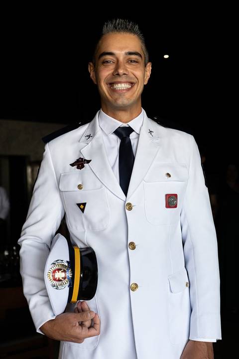 As melhores ideias e inspirações criativas de fotos de casamento do making of do noivo no restaurante Coco Bambu - Anália Franco'