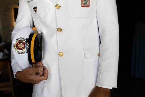 As melhores ideias e inspirações criativas de fotos de casamento do making of do noivo no restaurante Coco Bambu - Anália Franco'