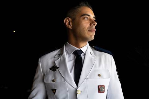 As melhores ideias e inspirações criativas de fotos de casamento do making of do noivo no restaurante Coco Bambu - Anália Franco'