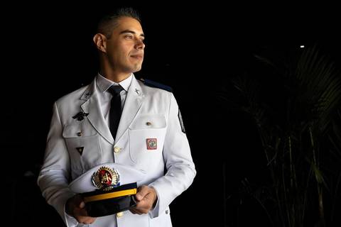 As melhores ideias e inspirações criativas de fotos de casamento do making of do noivo no restaurante Coco Bambu - Anália Franco'