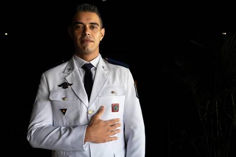 As melhores ideias e inspirações criativas de fotos de casamento do making of do noivo no restaurante Coco Bambu - Anália Franco'