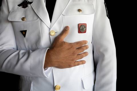 As melhores ideias e inspirações criativas de fotos de casamento do making of do noivo no restaurante Coco Bambu - Anália Franco'