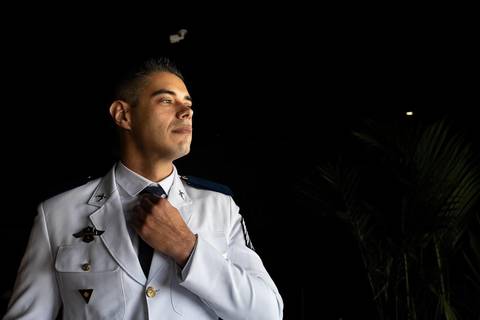 As melhores ideias e inspirações criativas de fotos de casamento do making of do noivo no restaurante Coco Bambu - Anália Franco'